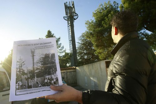 NICXXQ200_FBT_ANTENNE TELEPHONE ECOLE VENTABRUN.JPG