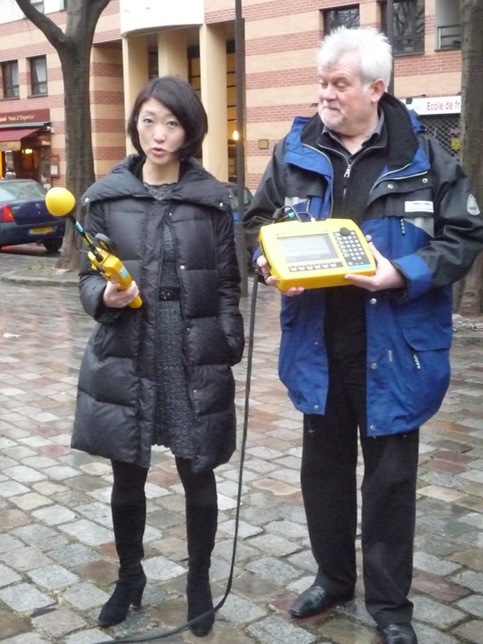 Fleur Pellerin, Ministre  déléguée aux PME, à l'Innovation et à l'Économie numérique, donnant de sa peronne pour rassurer quand à la nocivité des ondes électromagnétiques.