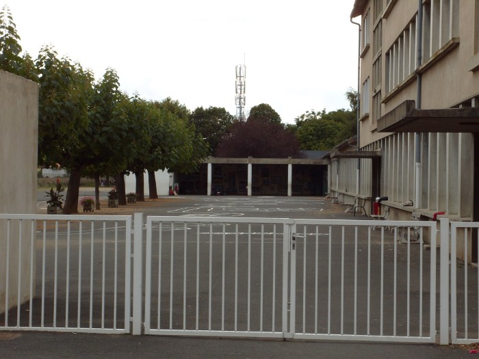 école Anatole France à Maringues surplombé par les émetteurs de téléphonie mobile