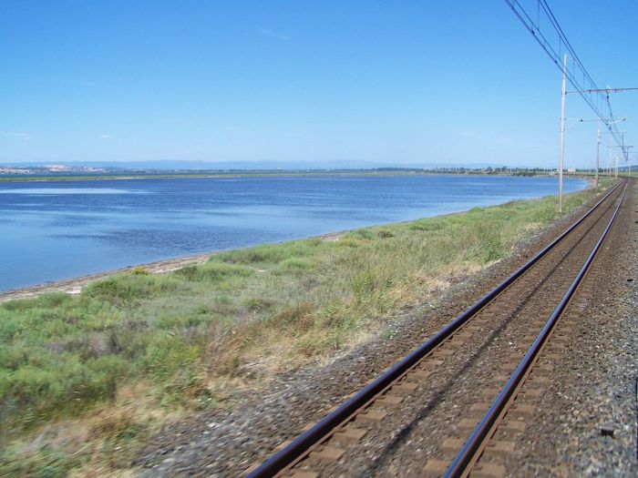 1024px-Étang_de_Leucate_depuis_voie_ferrée